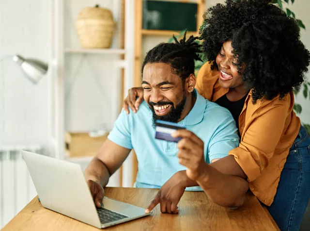 couple online shopping
