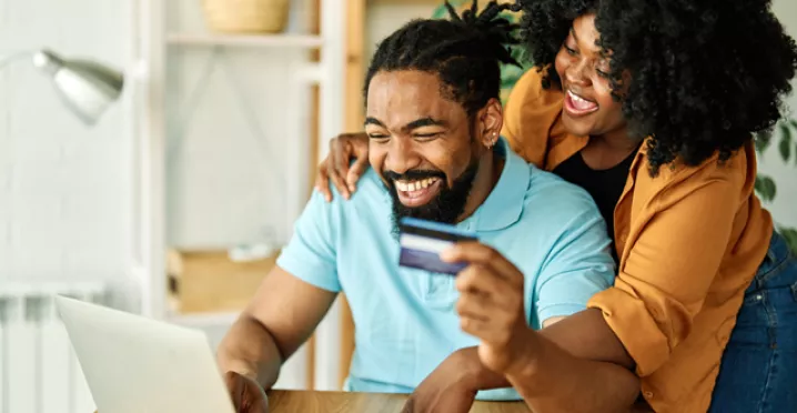 couple online shopping